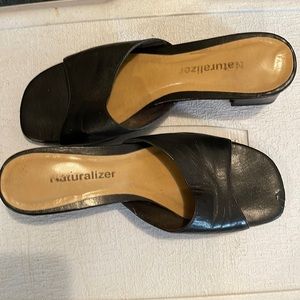 Black block heel Naturalizes